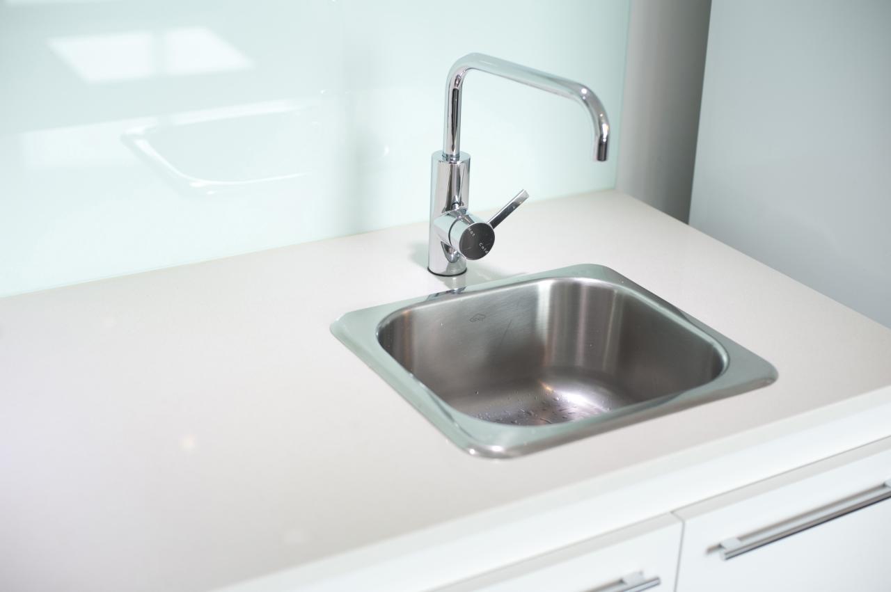 Free Stock Photo 10663 Stainless steel sink and faucet | freeimageslive